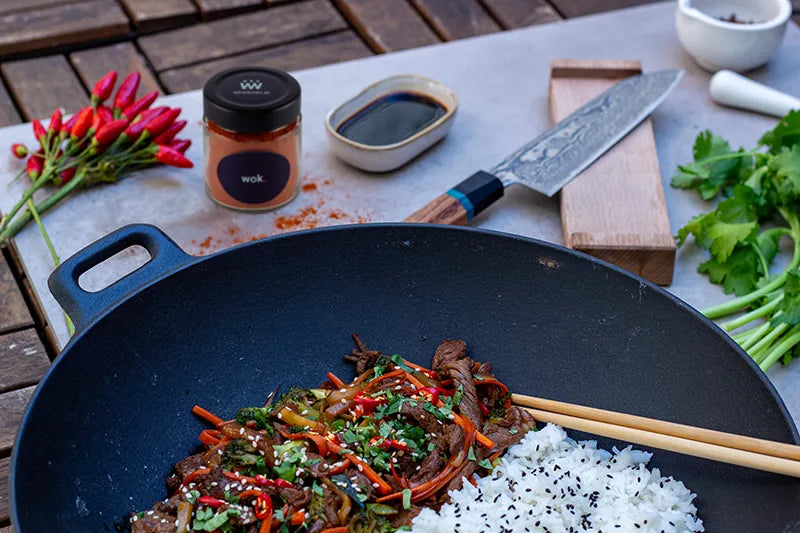 Das Kategoriebild für Asia & Orient. Zu sehen ist das Wok Gewürz neben einem großen Wok mit Reis, Rindfleisch und Gemüse.