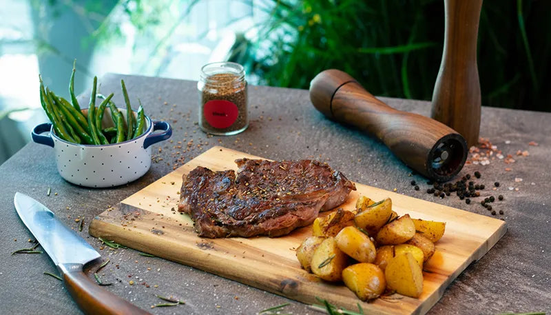 Das Kategoriebild für BBQ, Grill und Fleisch. Zu sehen ist das Steak Gewürz neben einer Portion Spareribs mit KArtoffeln und Fisolen.