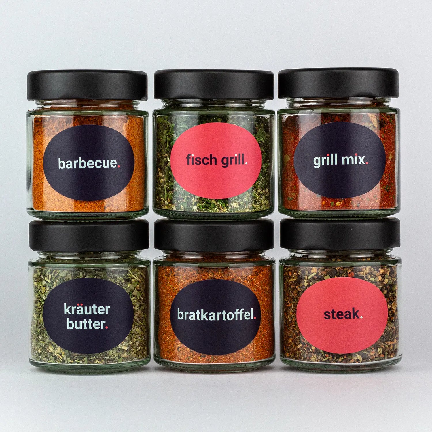 Die Gewürze des BBQ, Grill und Fleisch Set Barbecue, Fisch Grill, Grill Mix, Kräuterbutter, Bratkartoffel und Steak in Gläsern aufeinandergestapelt.