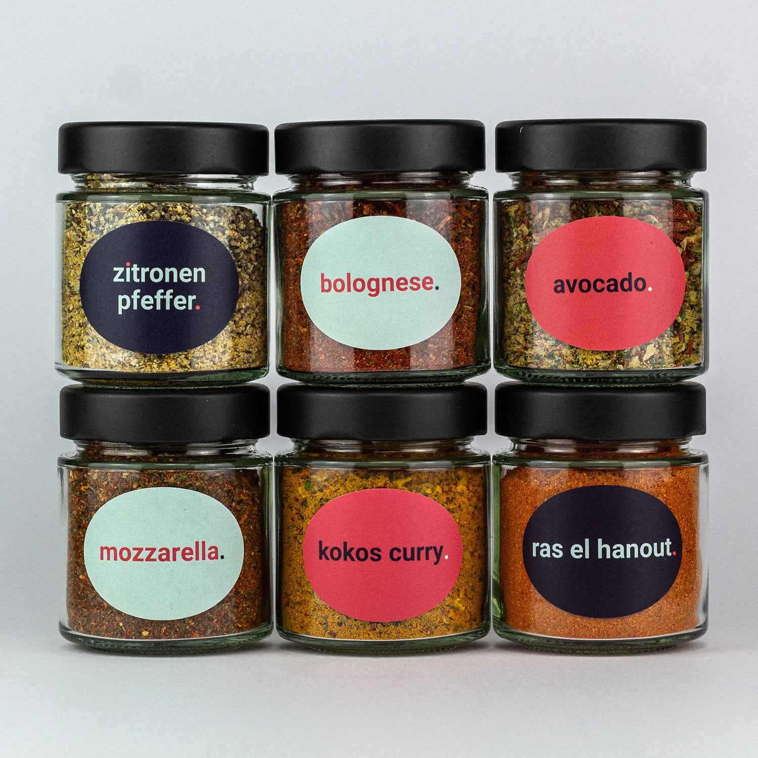 Die Bestseller Zitronenpfeffer, Bolognese, Avocado, Mozzarella, Kokos Curry und Ras el Hanout in Gläsern aufeinandergestapelt.