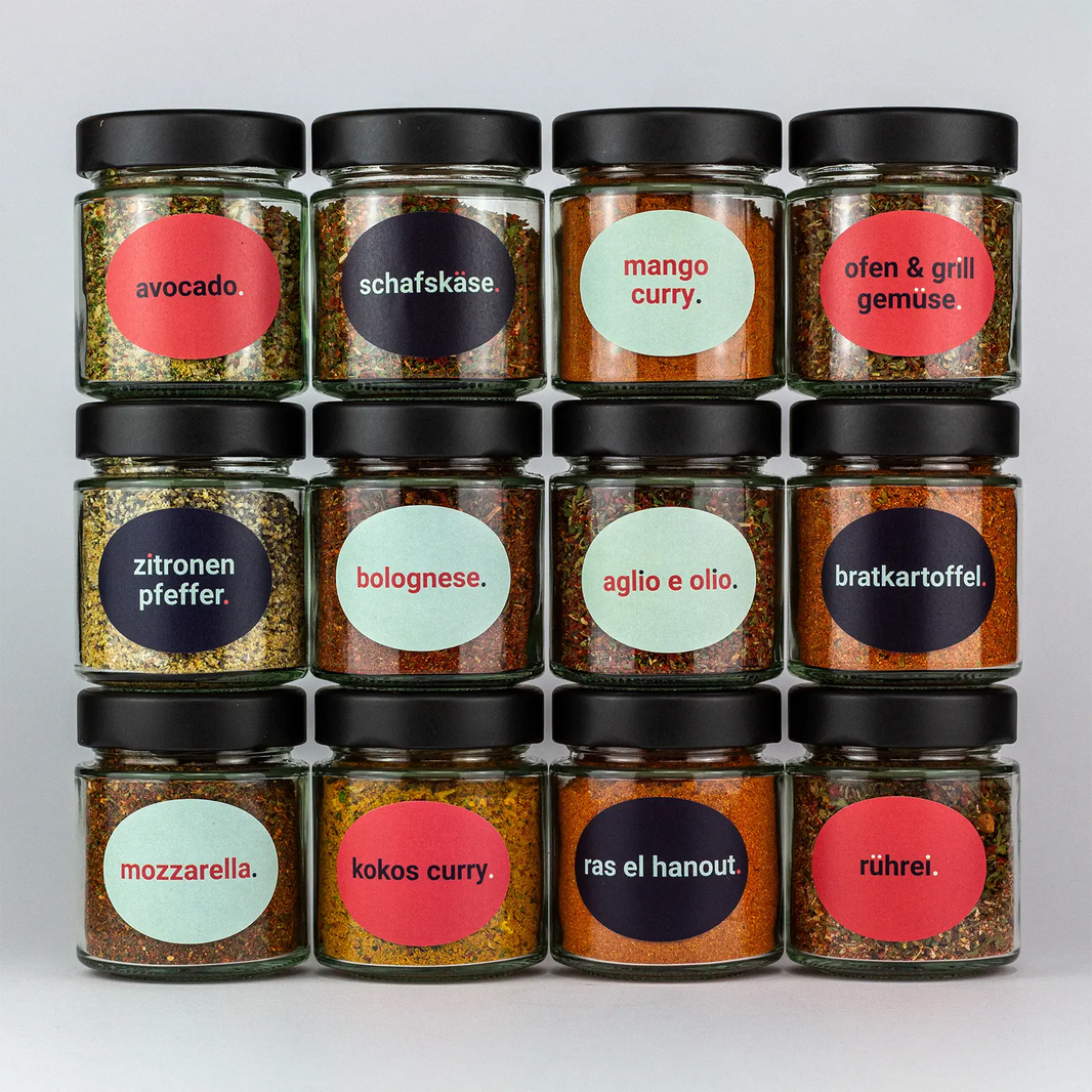 Die Bestseller Zitronenpfeffer, Bolognese, Avocado, Mozzarella, Kokos Curry, Ras el Hanout, Schafskäse, Mango Curry, Ofen & Grill Gemüse, Aglio e Olio, Bratkartoffel, Mozzarella und Rührei in Gläsern aufeinandergestapelt.