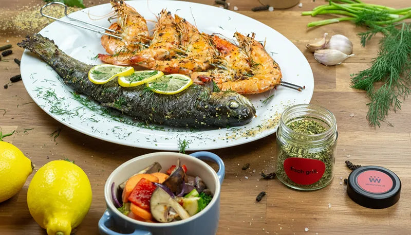 Das Kategoriebild für Fisch und Friends. Zu sehen ist das Fisch Grill Gewürz neben einer Forelle und Shrimps mit Zitronen.