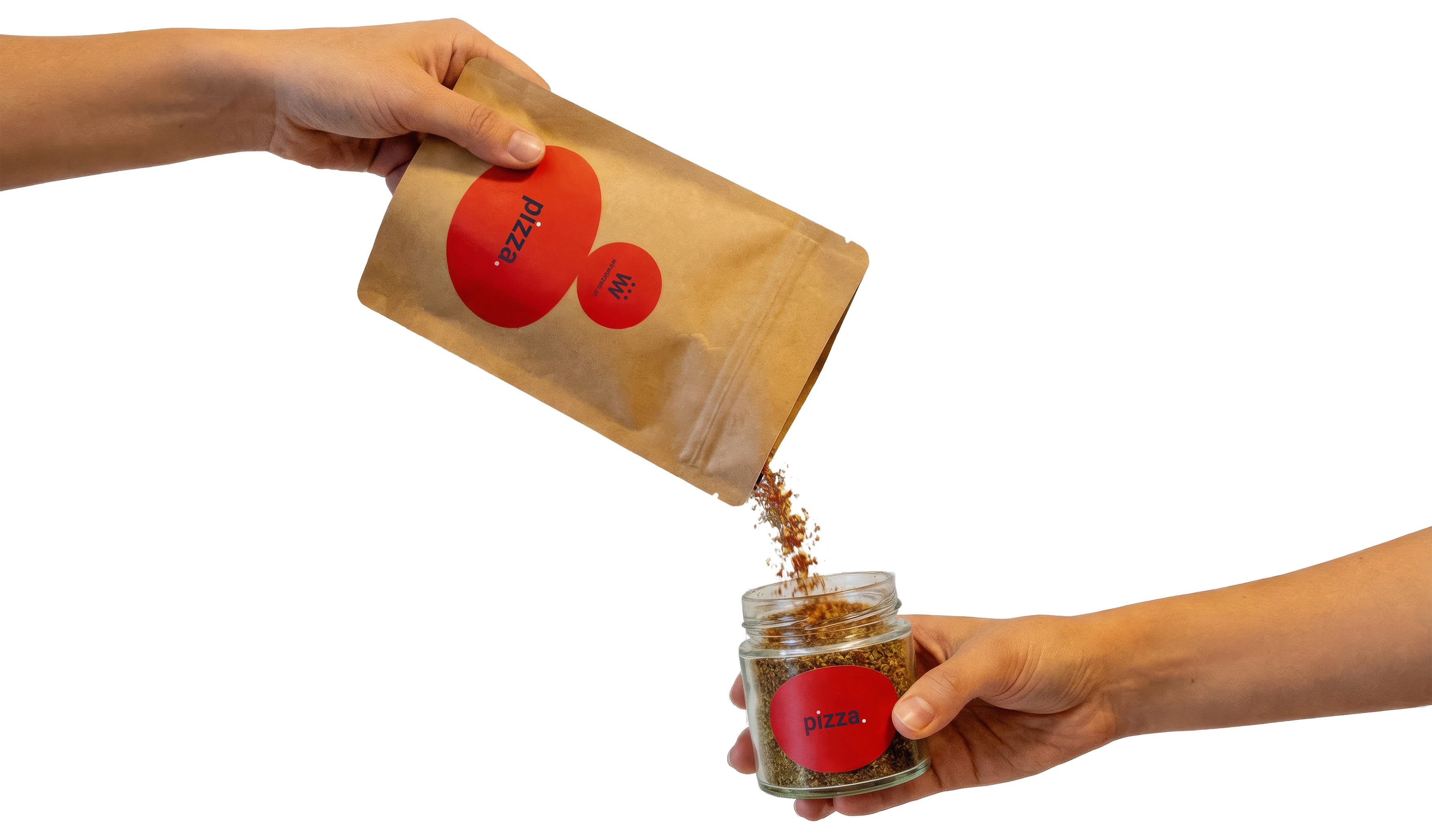 Ein Gewürzglas wird aus einem nachhaltigen Nachfüllbeutel mit Gewürz aufgefüllt.