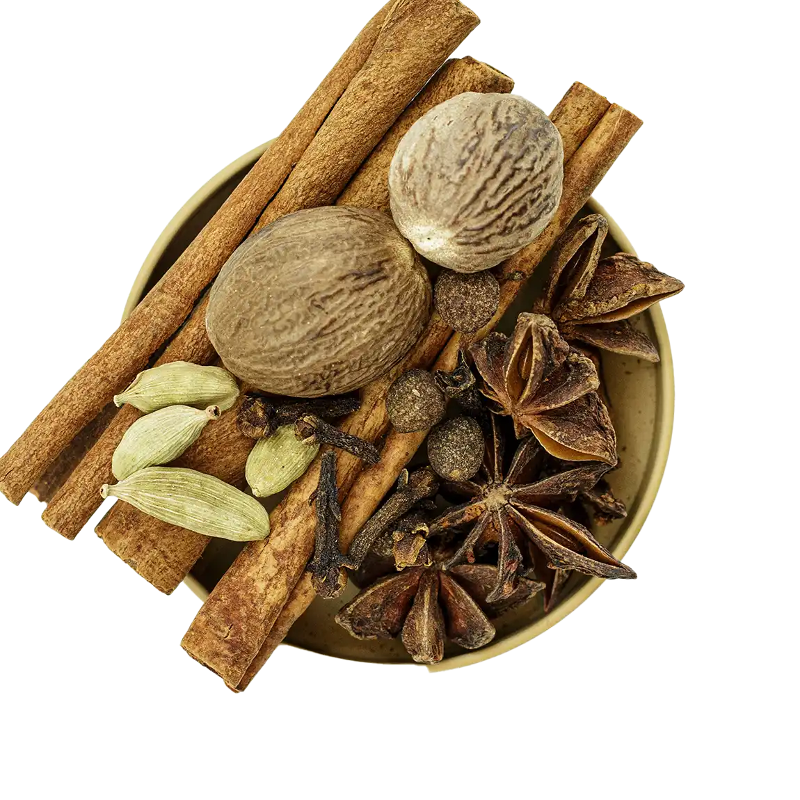 Glühwein Gewürz – grobe Mischung mit Zimtstangen, Nelken und Sternanis in der Schale von oben fotografiert