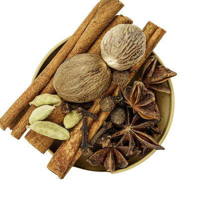 Glühwein Gewürz – grobe Mischung mit Zimtstangen, Nelken und Sternanis in der Schale von oben fotografiert