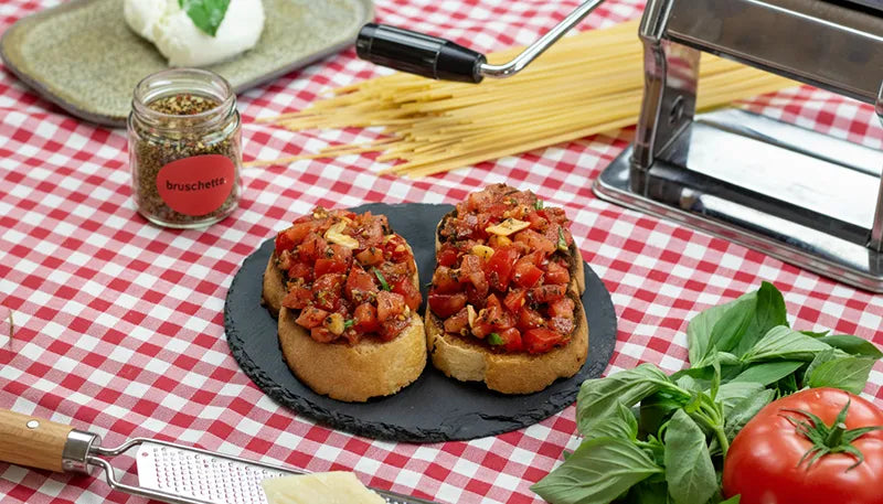 Das Kategoriebild für Italienische Küche. Zu sehen ist das Bruschetta Gewürz neben zwei Stück Bruschetta auf einem Teller. 