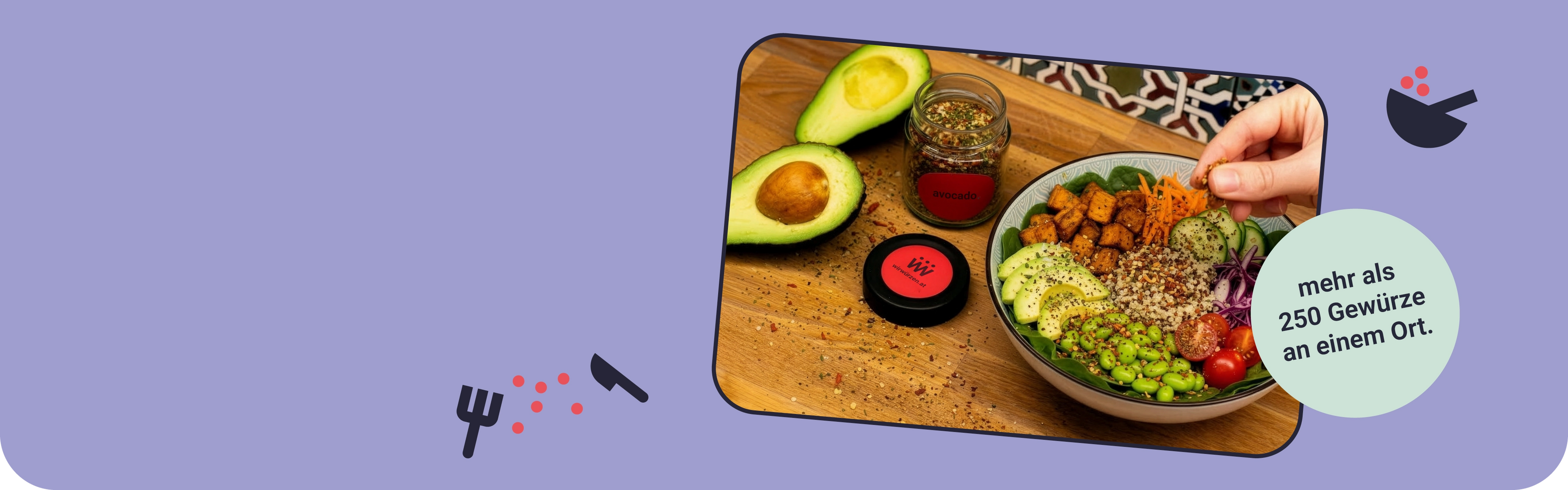 Banner mit einer vegetarischen Bowl, die mit Gewürzen bestreut wird, daneben ein Badge mit dem Hinweis auf über 250 Gewürze an einem Ort.