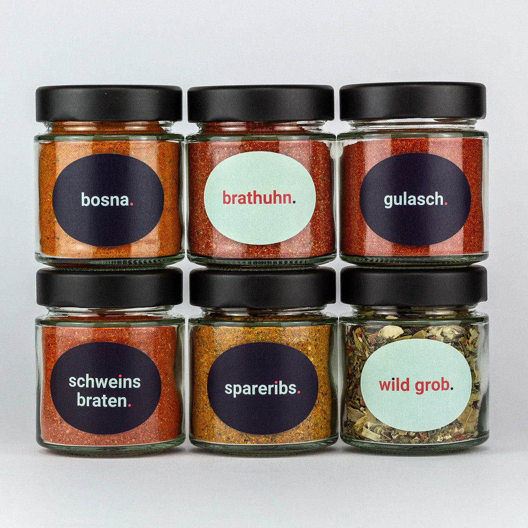 Die Gewürze des Regional Set Bosna, Brathuhn, Gulasch, Schweinsbraten, Spareribs und Wild grob in Gläsern aufeinandergestapelt.