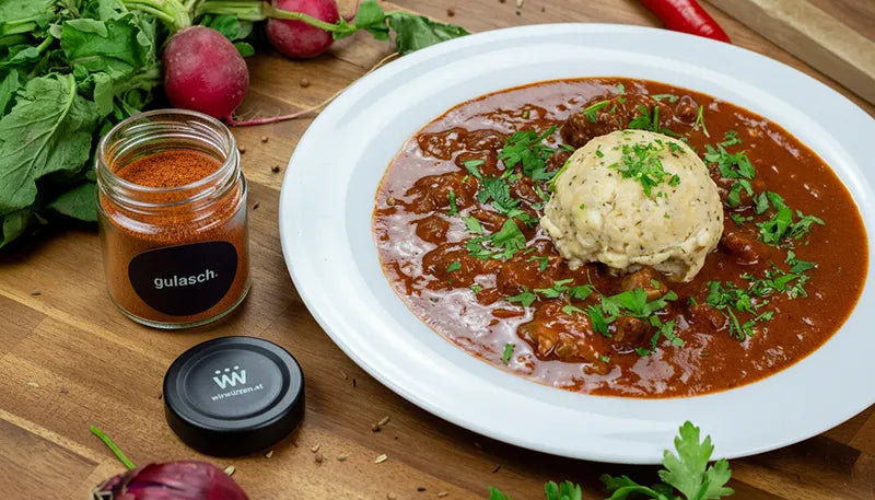 Das Kategoriebild für Regionale Küche. Zu sehen ist das Gulasch Gewürz neben einer großen Gulaschportion.