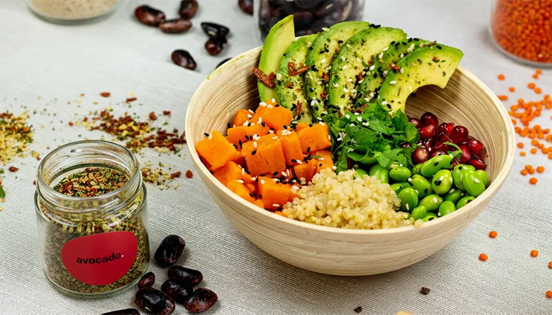 Das Kategoriebild für Vegan und Vegetarisch. Zu sehen ist das Avocado Gewürz neben einer vegetarischen Bowl mit Avocado, Granatapfel und Edamame.