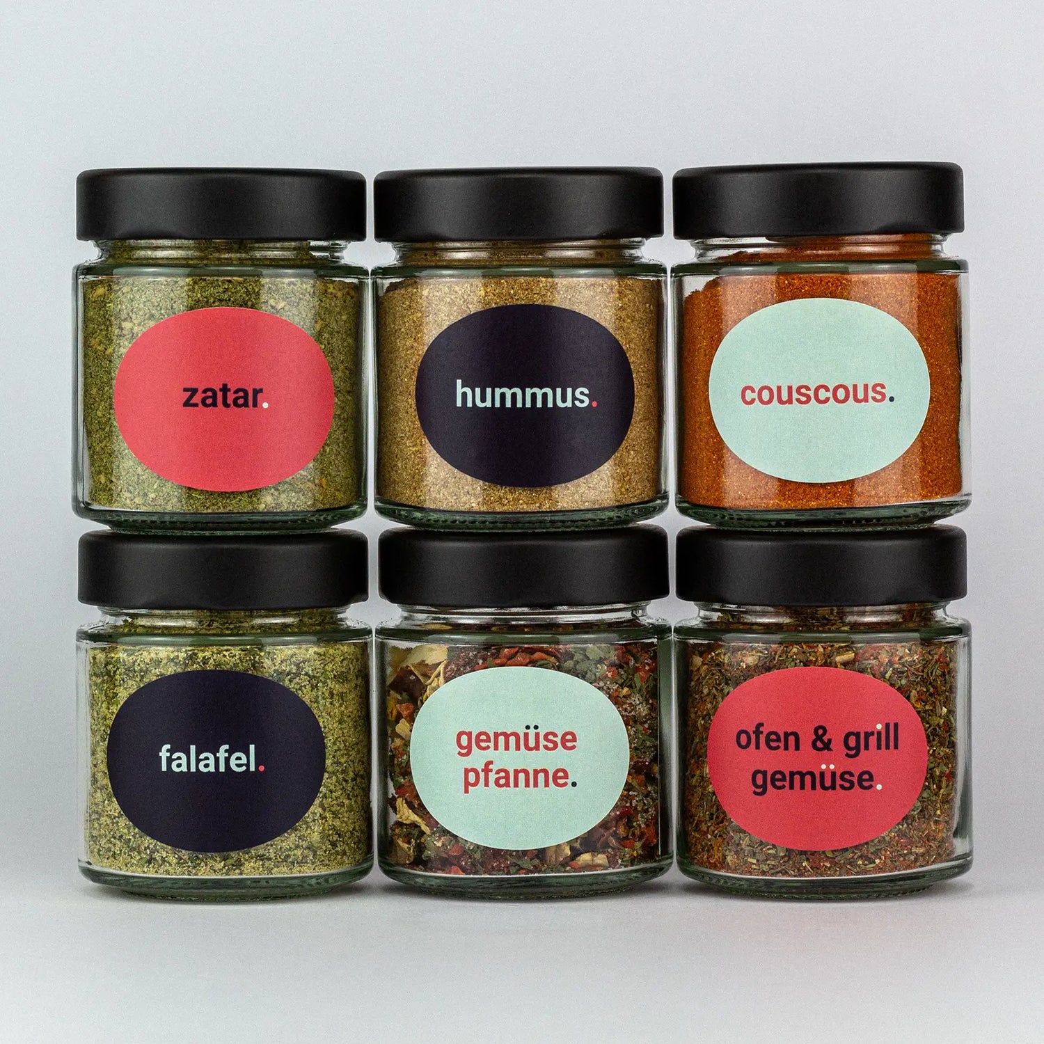 Die Gewürze des Vegan und Vegetarisch Set Zatar, Hummus, Couscous, Falafel, Gemüsepfanne und Ofen Grillgemüse in Gläsern aufeinandergestapelt.